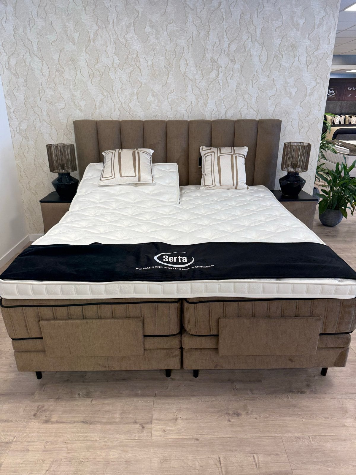 Luxe Serta Elektrisch Verstelbare Boxspring Met Nachtkastjes