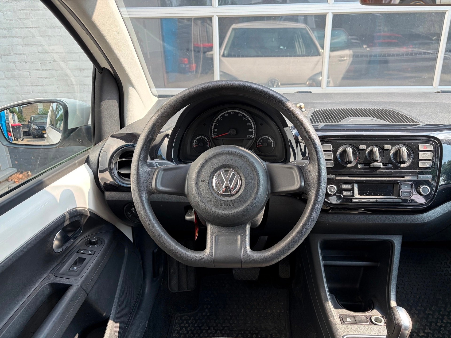 Foto 4 van Volkswagen Up! 1.0 high up! automaat airco/cruise