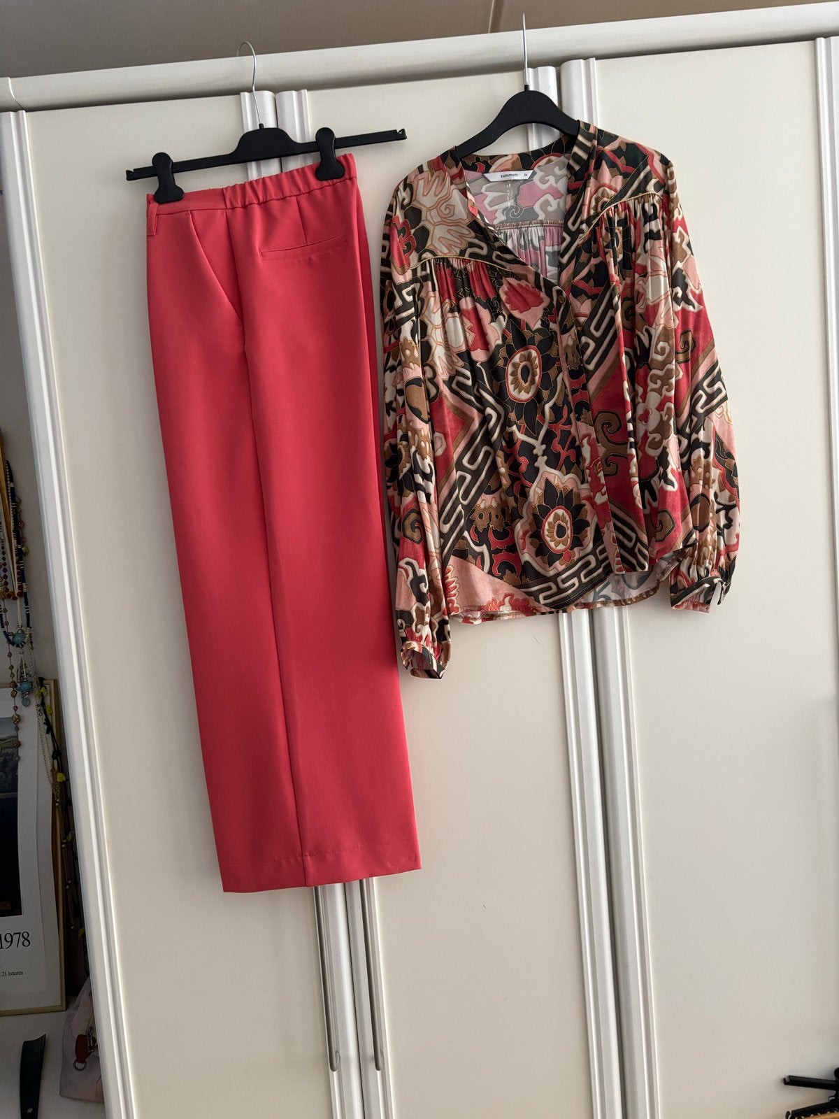 Stijlvolle set: roze broek en blouse met print, Kleding | Dames, Zo goed als nieuw, Lang, Rood, Ophalen