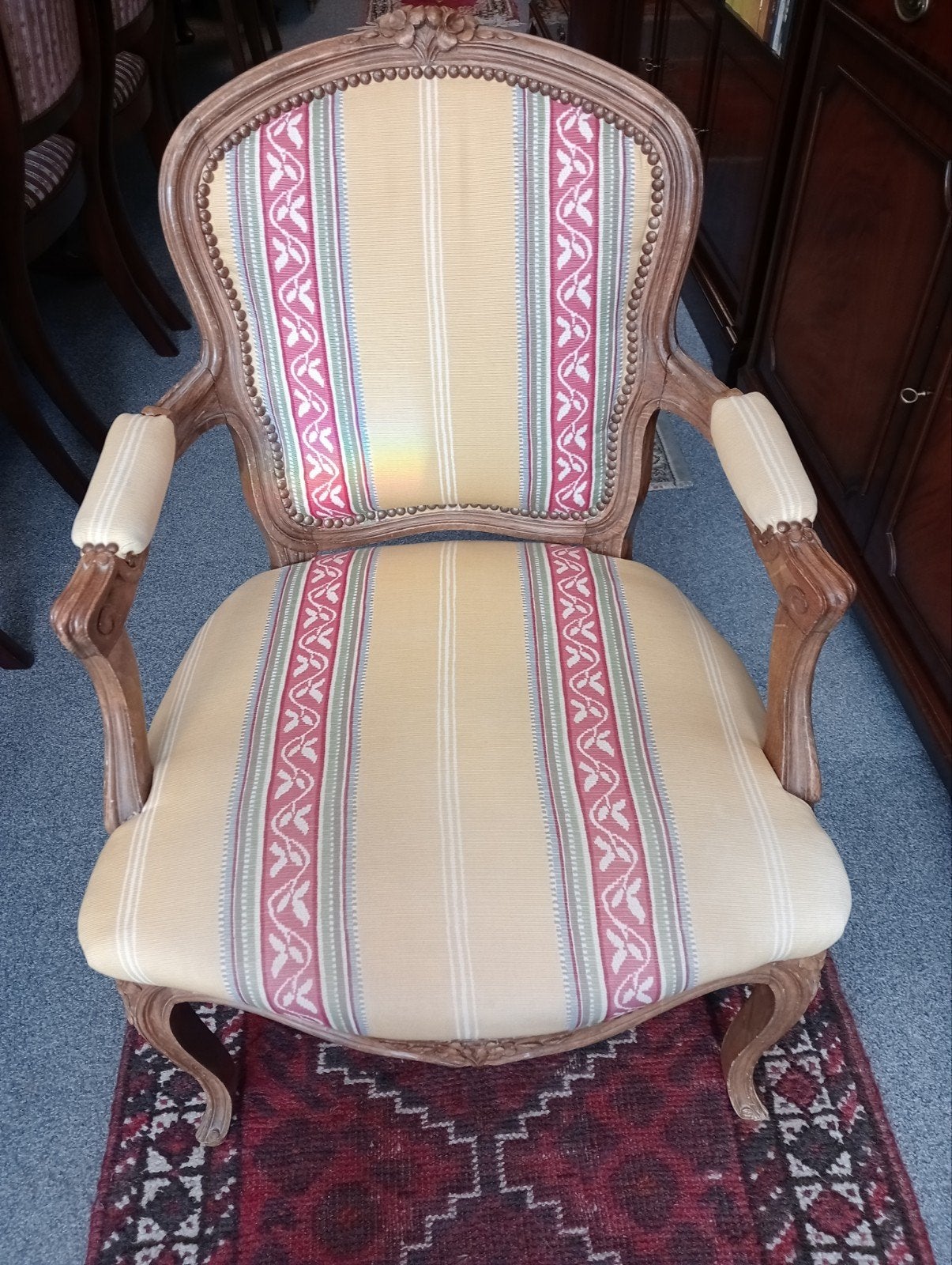 Antieke fauteuil met wapenschild bekleding in Nieuwstaat, Antiek en Kunst, Ophalen of Verzenden