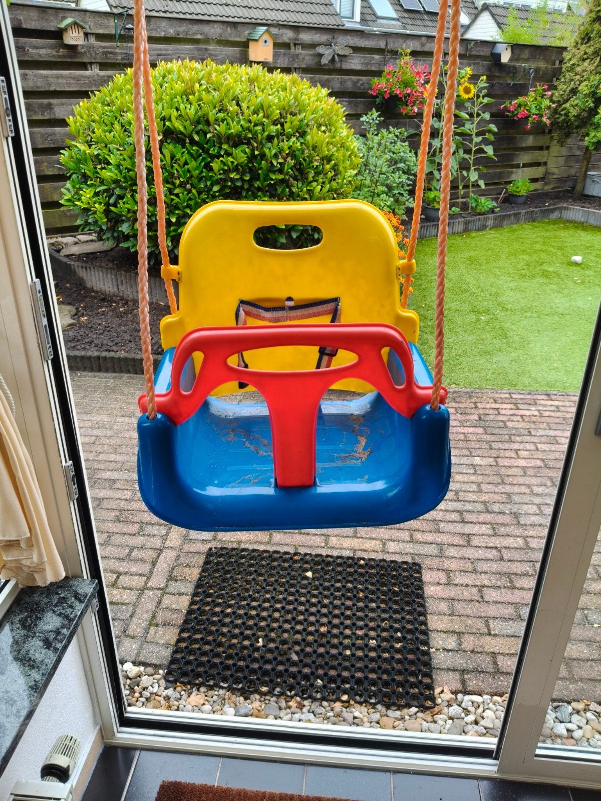 Kinder schommel - Geel, blauw, rood, Ophalen, Zo goed als nieuw, Schommel