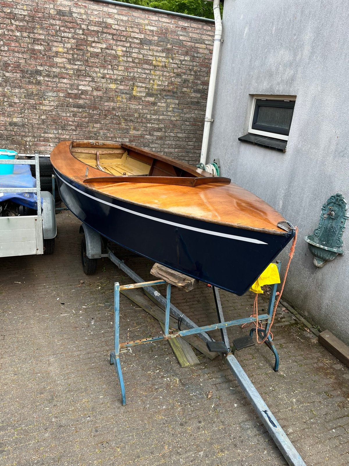 Leuke zeil/tourboot met trailer en 2.5pk buitenboordmotor, Ophalen, Inclusief trailer, Zo goed als nieuw, Hout