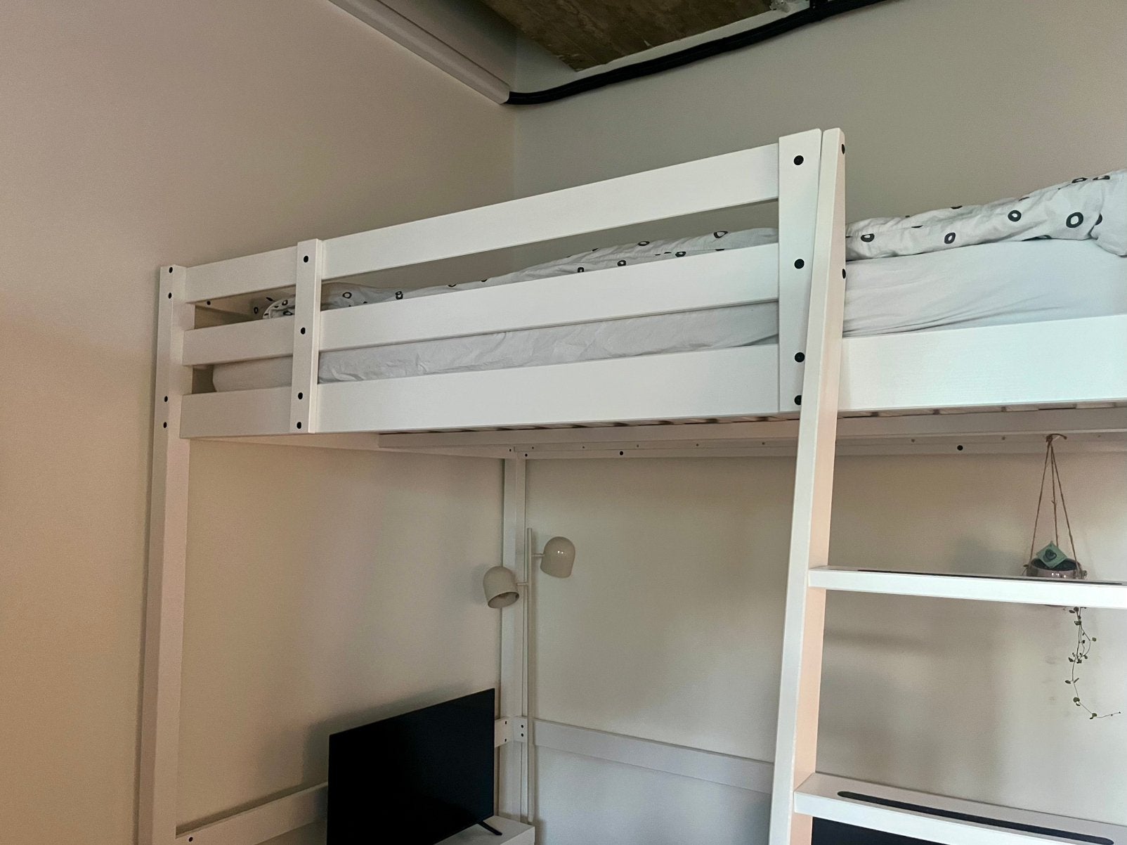 IKEA STORA witte hoogslaper 140x200 cm incl handig zijbakje, Ophalen, Hoogslaper, 140 cm, Zo goed als nieuw