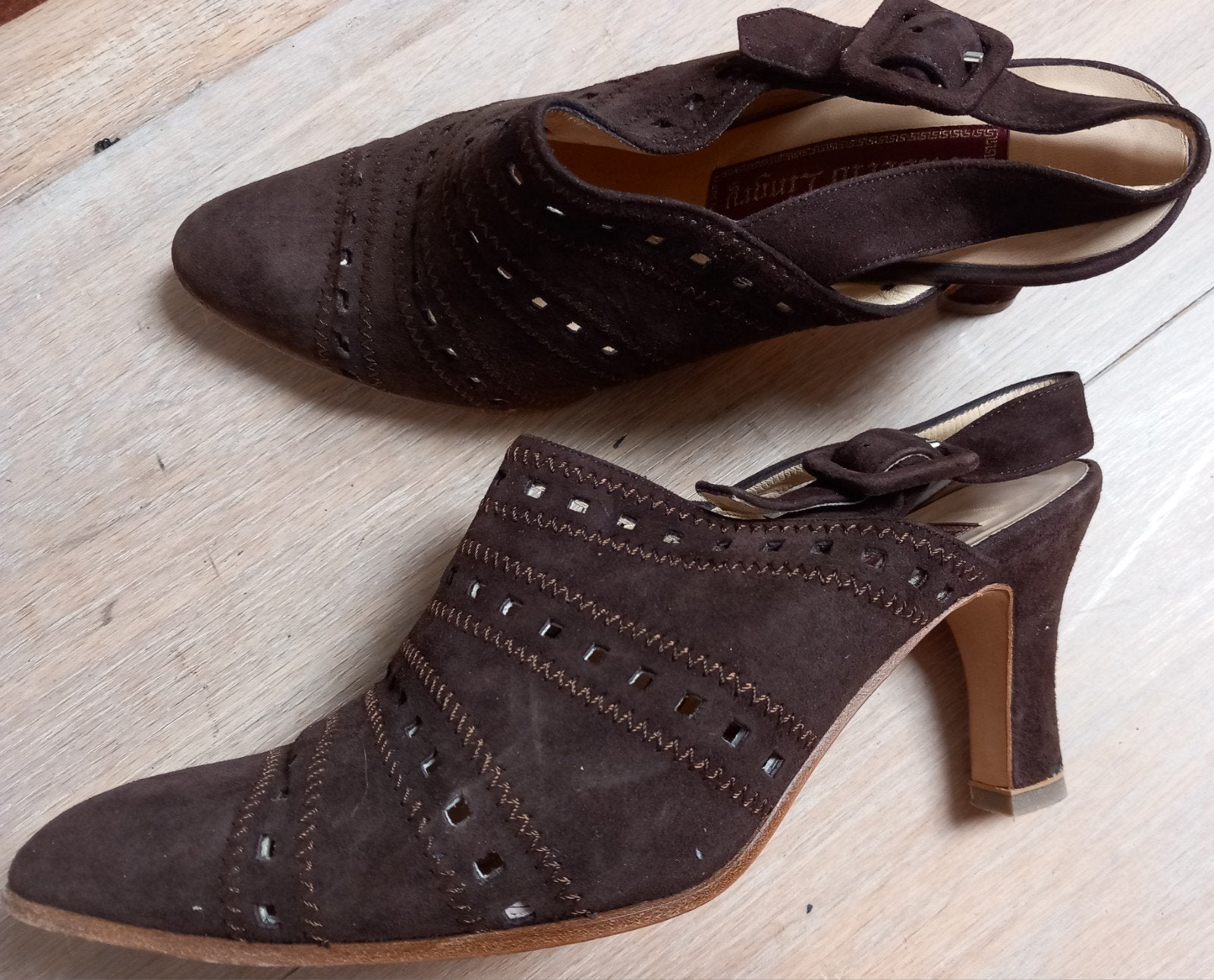 Donkerbruine suède slingback pumps - Alberto Lingry, Pumps, Bruin, Ophalen of Verzenden, Gedragen