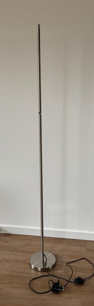 Moderne staande lamp met LED-verlichting en voetschakelaar, Ophalen, Zo goed als nieuw, Metaal, 150 tot 200 cm