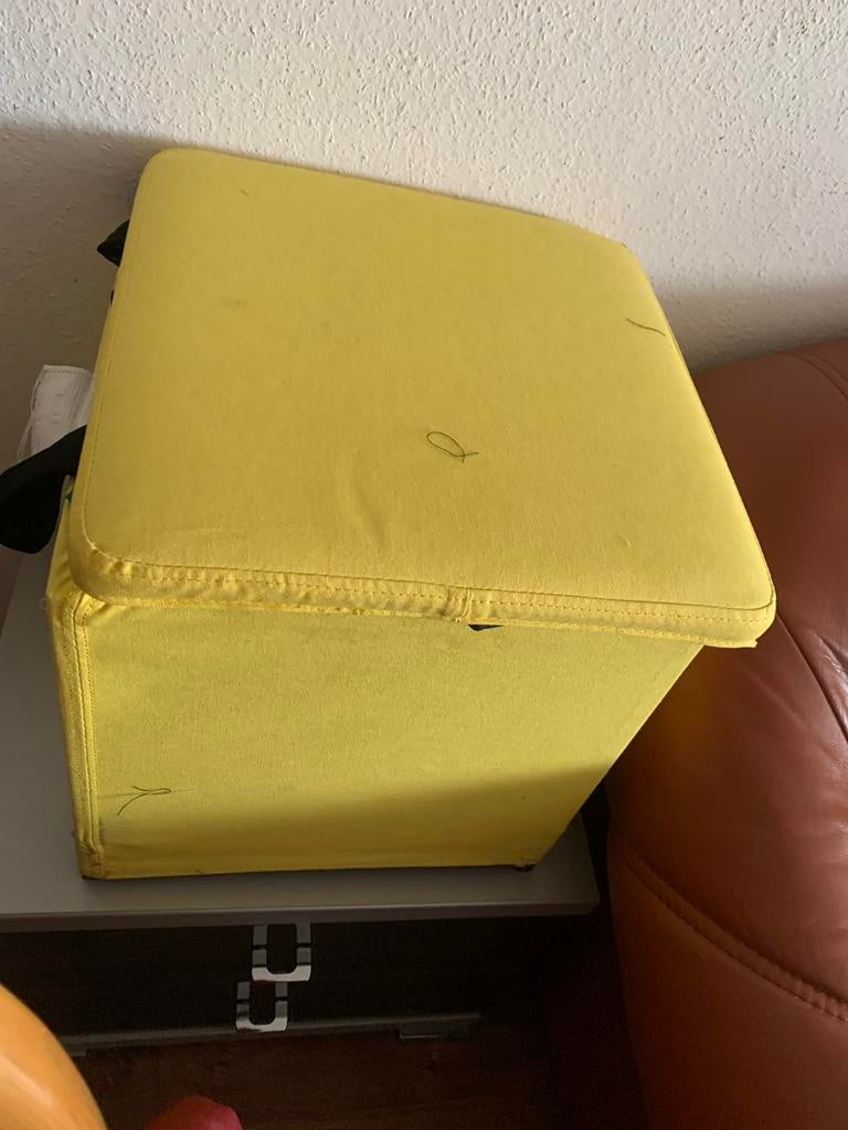 Gele voetenbank met opbergruimte - IKEA (37x37 cm), Minder dan 50 cm, Gebruikt, Vierkant, Ophalen of Verzenden