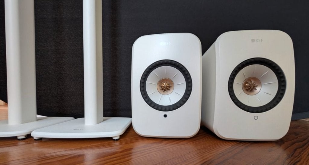 KEF LSX II met S1 standaarden, Mineral White
