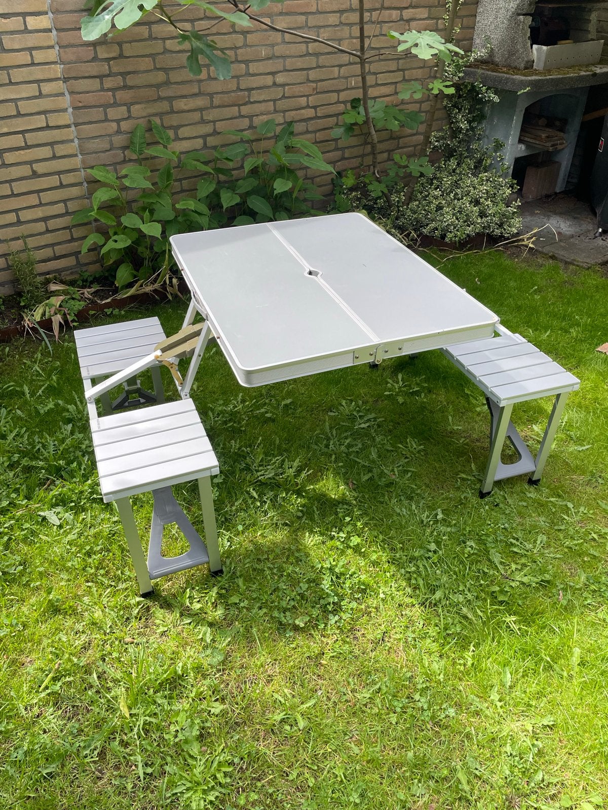 Inklapbare picknicktafel met bankjes - Aluminium, Tuin en Terras, Picknicktafels, Gebruikt, Aluminium, Ophalen of Verzenden, Inklapbaar