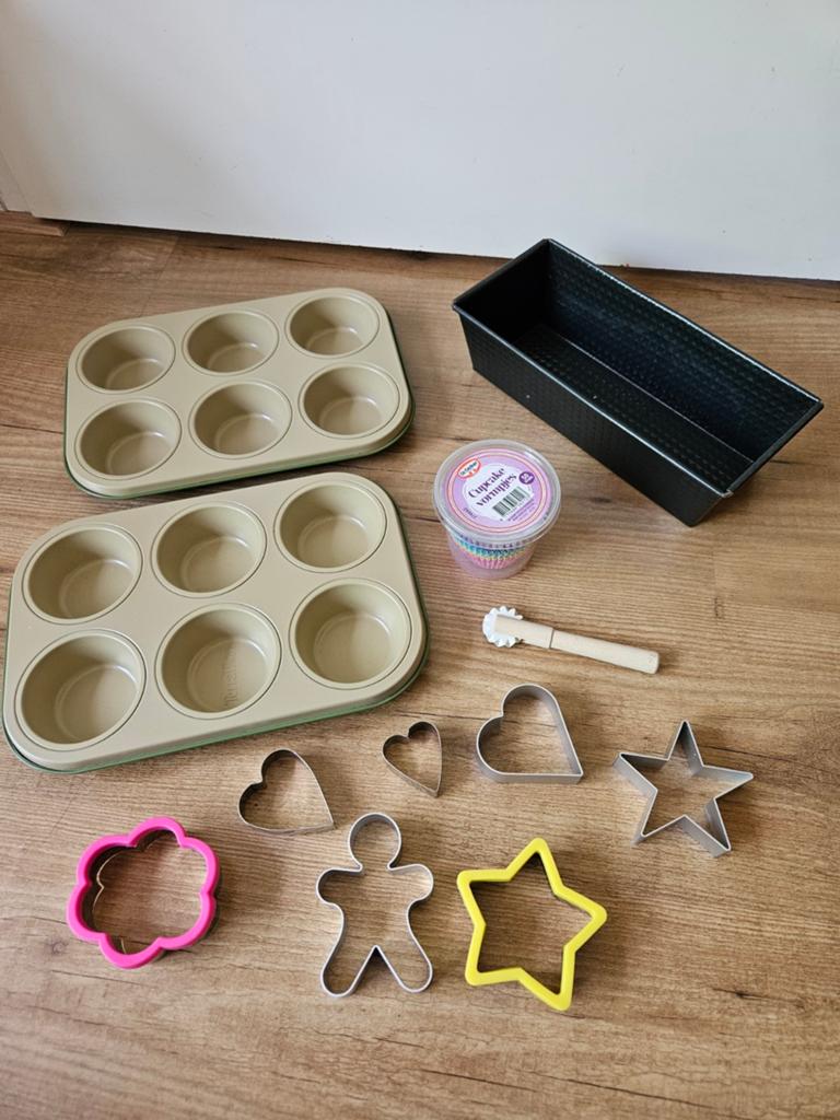 Cupcake bakset met bakvormen en uitstekers, Ophalen of Verzenden, Zo goed als nieuw