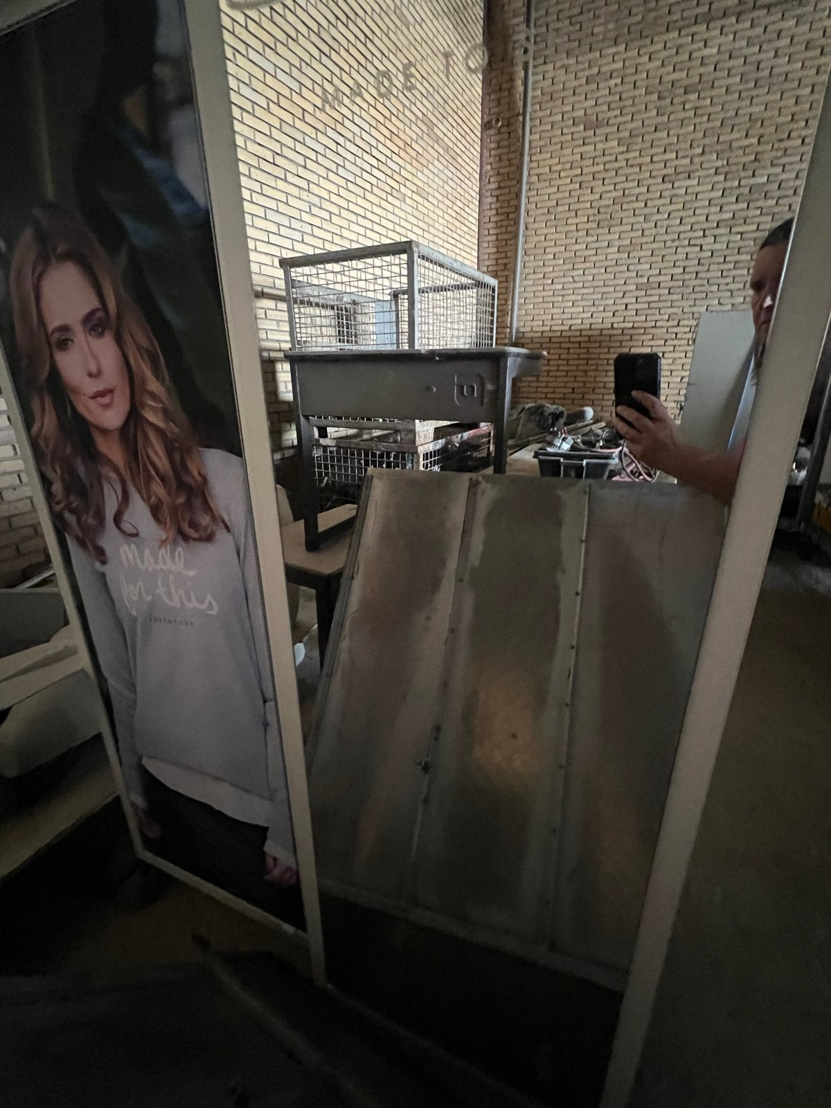 Twee dubbelzijdige reclameborden 'days made to shine', Ophalen