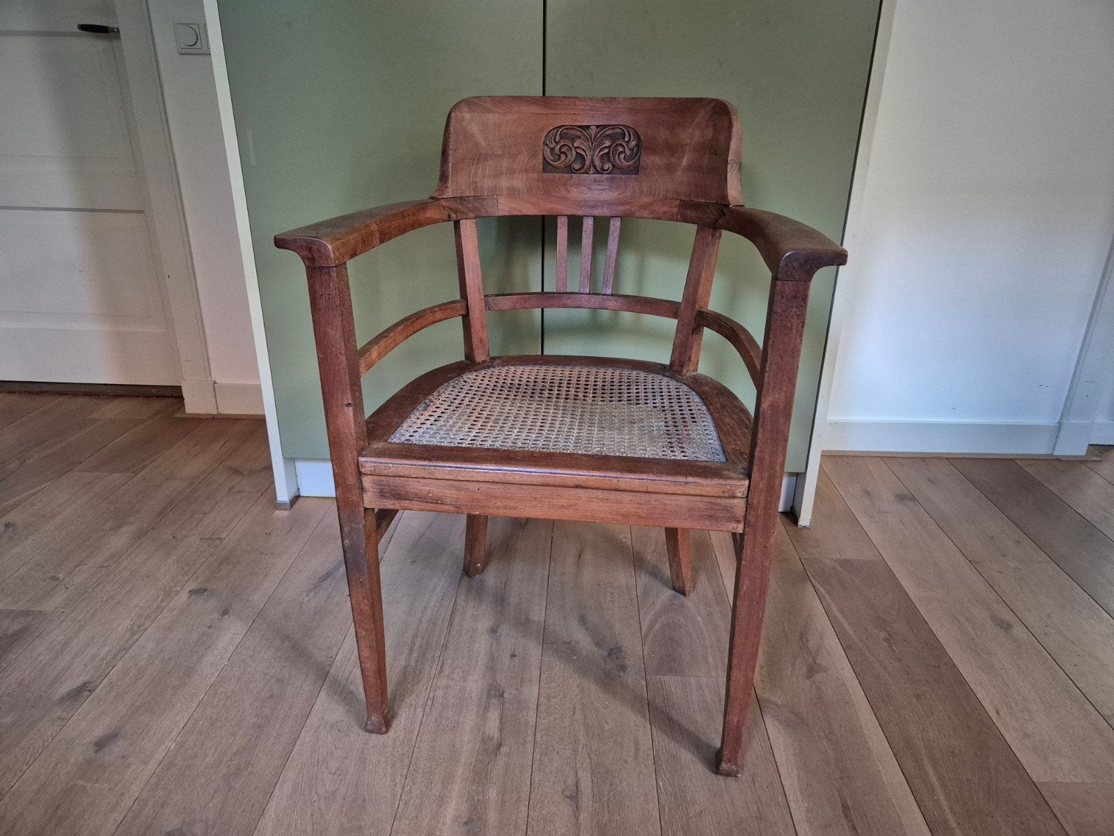 Antieke houten stoel met rieten zitting en houtsnijwerk, Ophalen