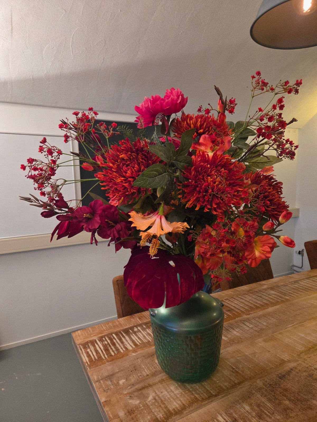 Groene vaas met reliëf en kunstbloemen, Ophalen, Gebruikt, 40 cm, Inclusief decoratie