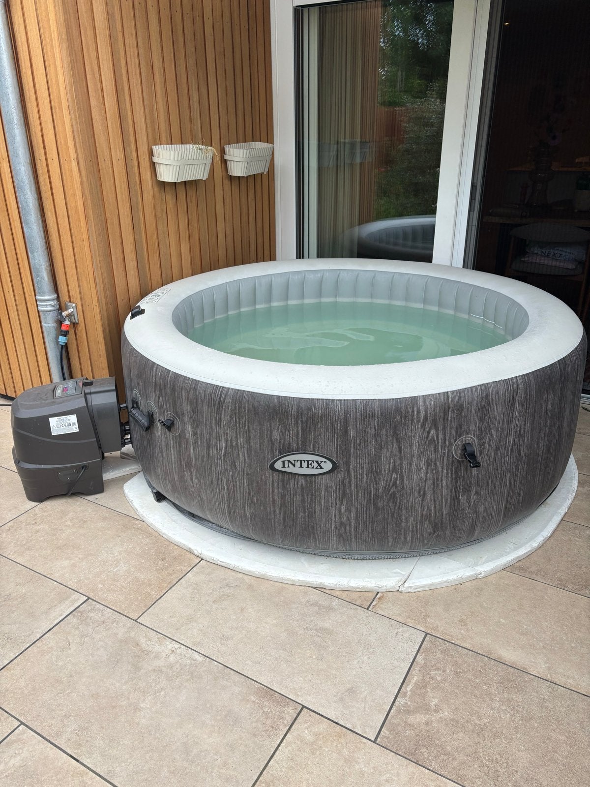 Intex opblaas jacuzzi - 4 pers. Zo goed als nieuw, Ophalen, Zo goed als nieuw, Afdekzeil, Opblaasbaar