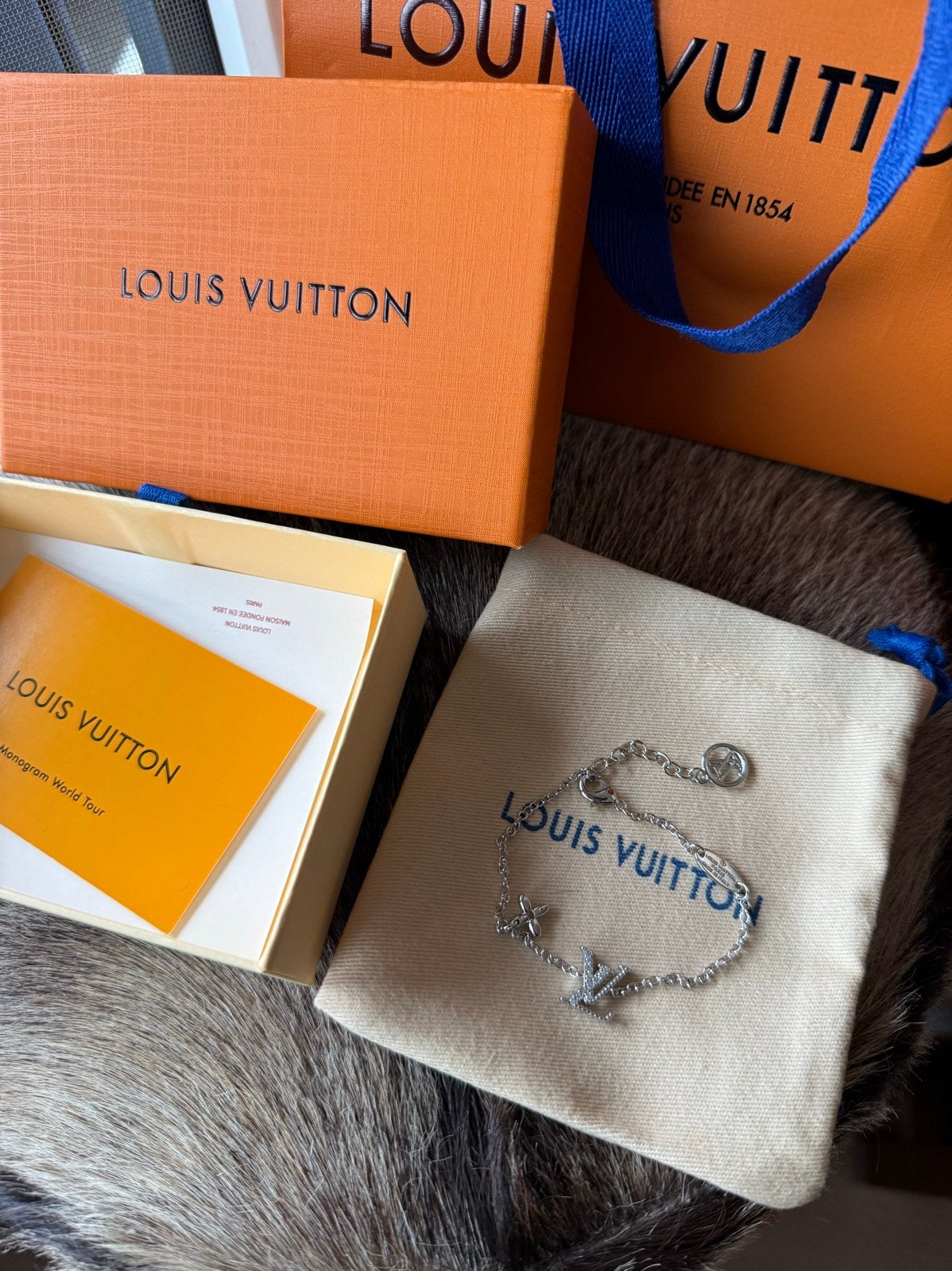 Nieuwe Louis Vuitton armband met monogram en strass, Overige materialen, Nieuw, Ophalen of Verzenden, Zilver