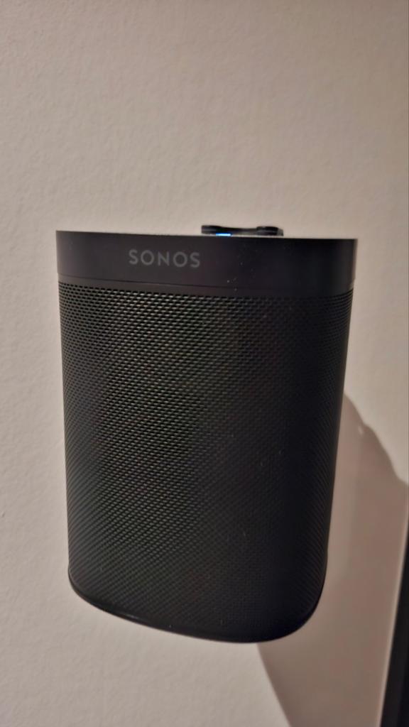 Sonos One met Voice Control met muurbeugel, Audio, Tv en Foto, Luidsprekers, Overige typen, Ophalen of Verzenden, Zo goed als nieuw