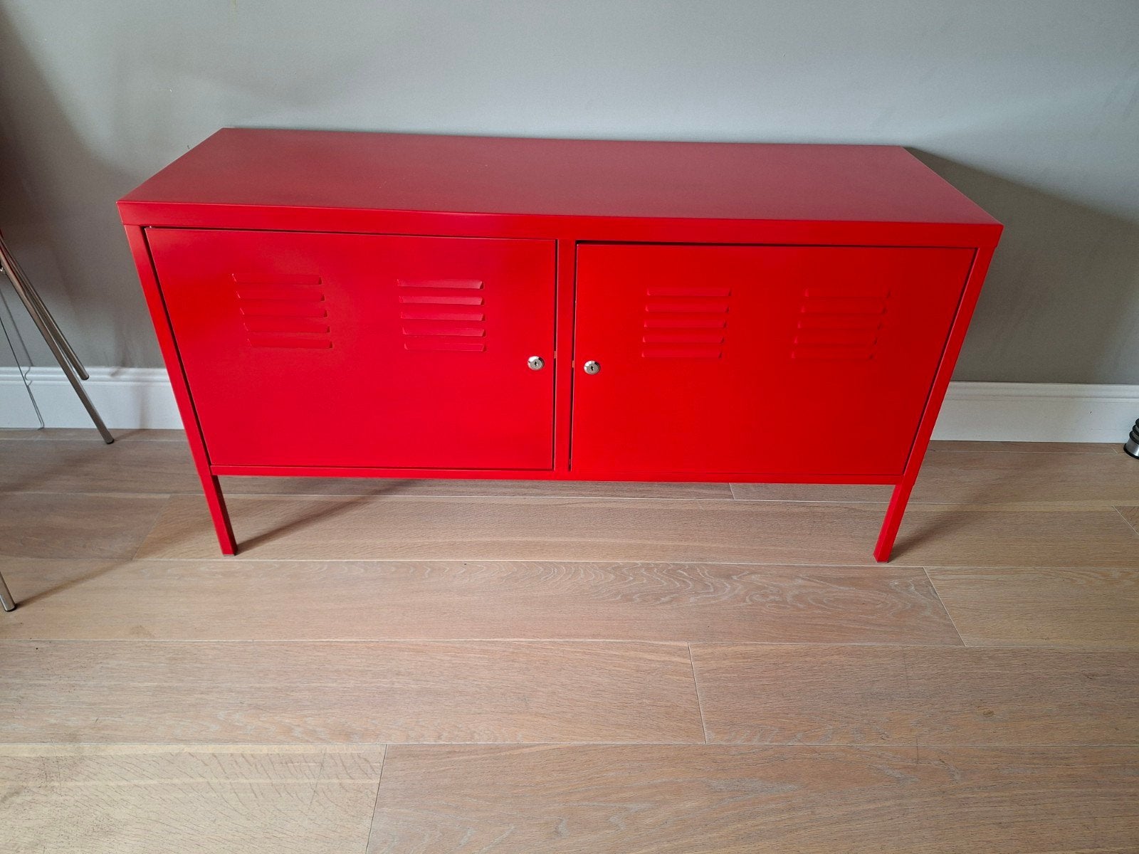 Gratis Rood metalen dressoir/tv-meubel met 2 deuren, Ophalen, Gebruikt