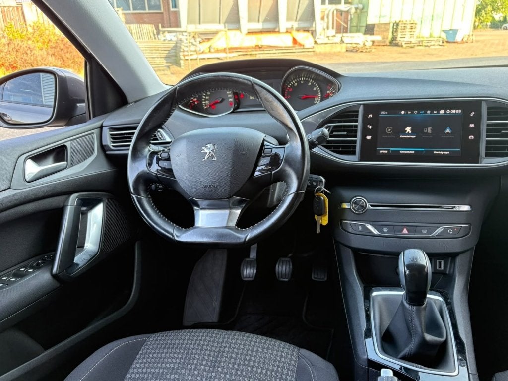 Foto 14 van Peugeot 308 1.2 Allure Distributie V.V. Xenon Sensoren Velge