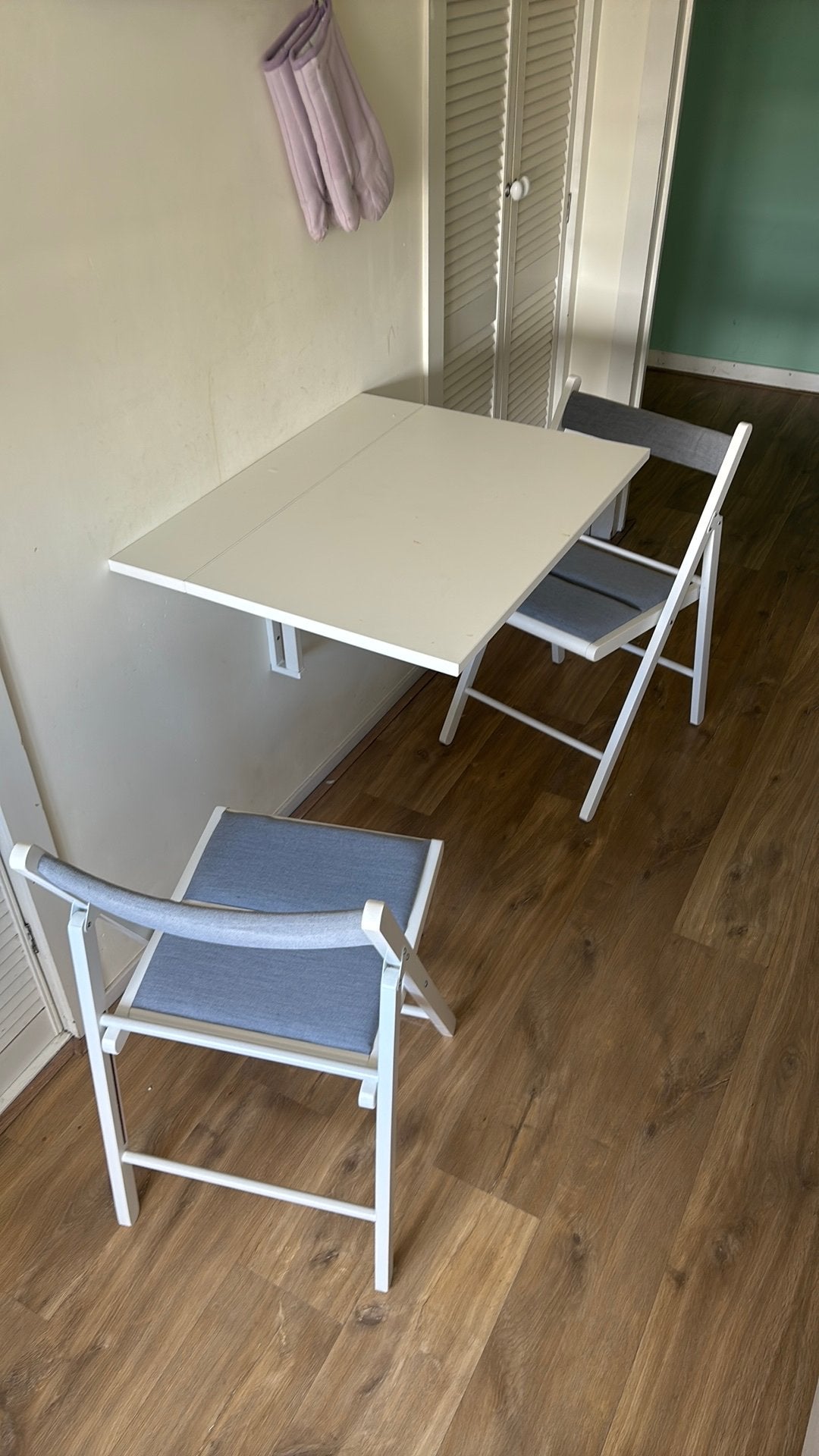 Muur / Klap tafel + twee stoelen, Ophalen, 50 tot 100 cm, Wit, Tot twee personen