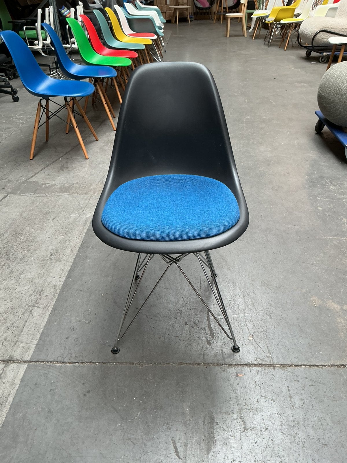 Vitra Eames Plastic Chair DSR | Stoelen | Chroom Frame, Huis en Inrichting, Stoelen, Gebruikt, Stof, -, Zwart