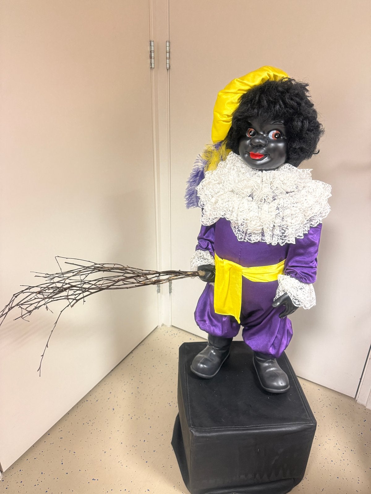 Grote Zwarte Piet pop met roe - 90 cm, Ophalen of Verzenden, Gebruikt