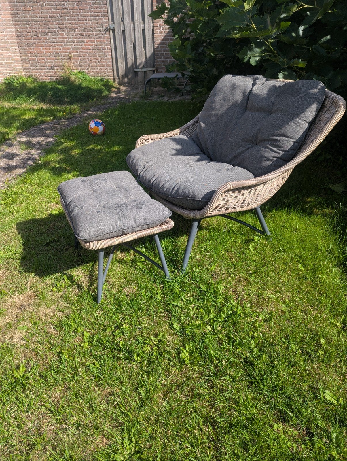 Comfortabele Wicker Tuinstoel met Voetenbank, Ophalen, Gebruikt, Wicker