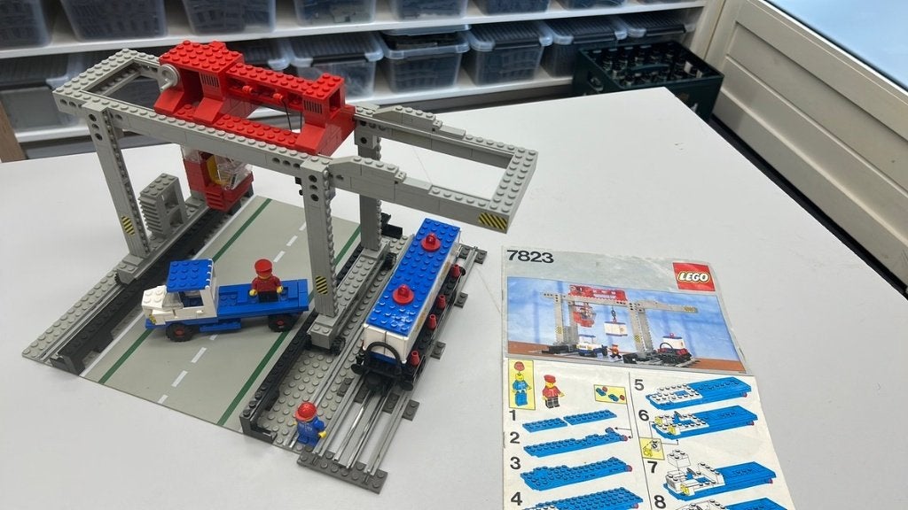 SB2574 Lego trein 12v 7823 + boekje, Kinderen en Baby's, Speelgoed | Duplo en Lego, Ophalen of Verzenden, Gebruikt