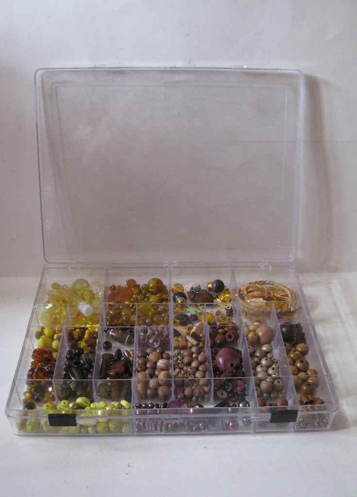Doos kralen + onderdelen sieraden maken / geel bruin, Ophalen, Zo goed als nieuw, Kraal