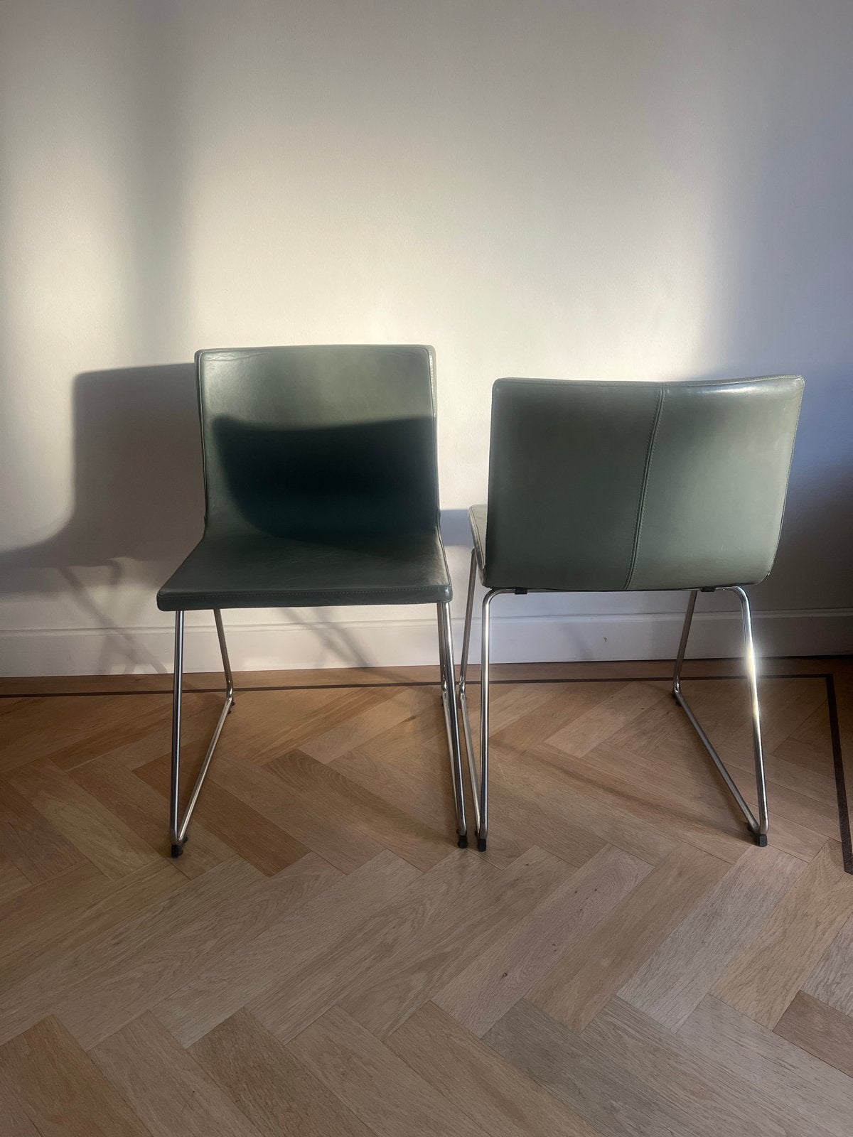 Set van 2 moderne stoelen - groen leer en metaal, Ophalen, Gebruikt, Twee, Overige kleuren