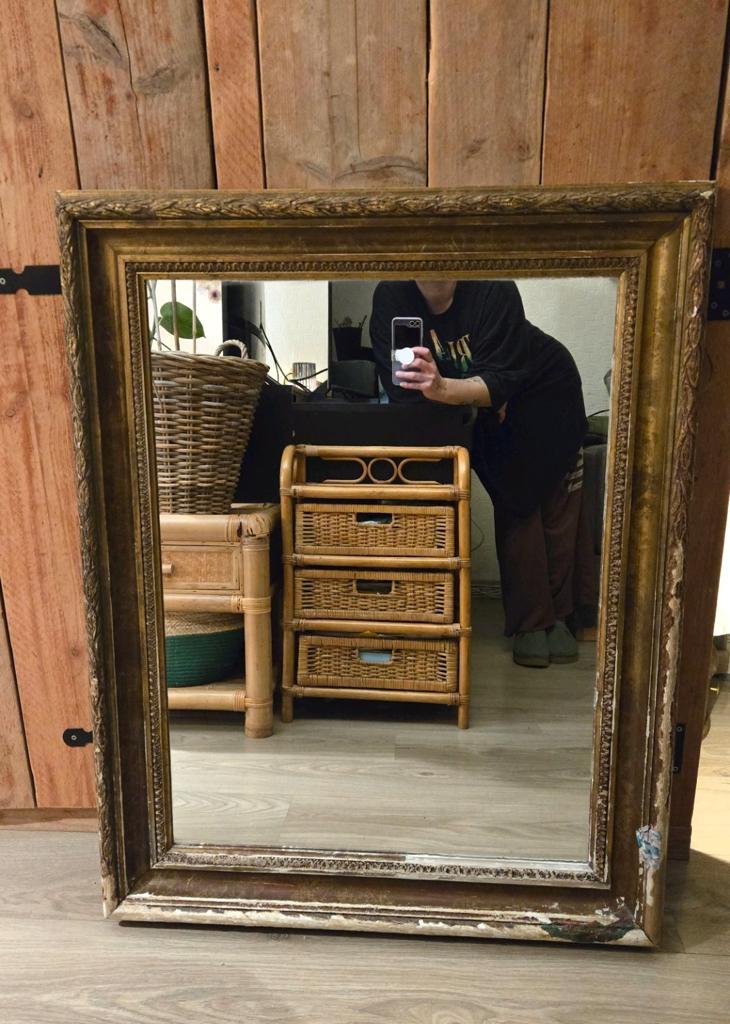 Antieke houten spiegel met sierlijke gouden lijst, Ophalen, Rechthoekig, 50 tot 100 cm, Minder dan 100 cm