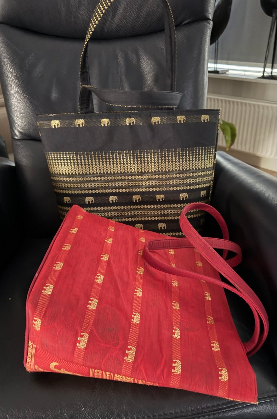 Set van 2 Thaise tassen met olifantenprint - Rood & Zwart, Ophalen of Verzenden, Gebruikt, Shopper