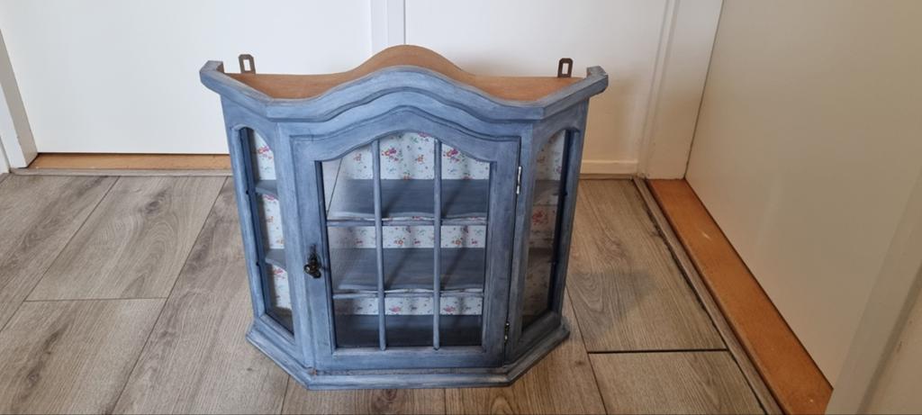 vintage brocante wandvitrinekastje van hout in een grijs-bla, Ophalen