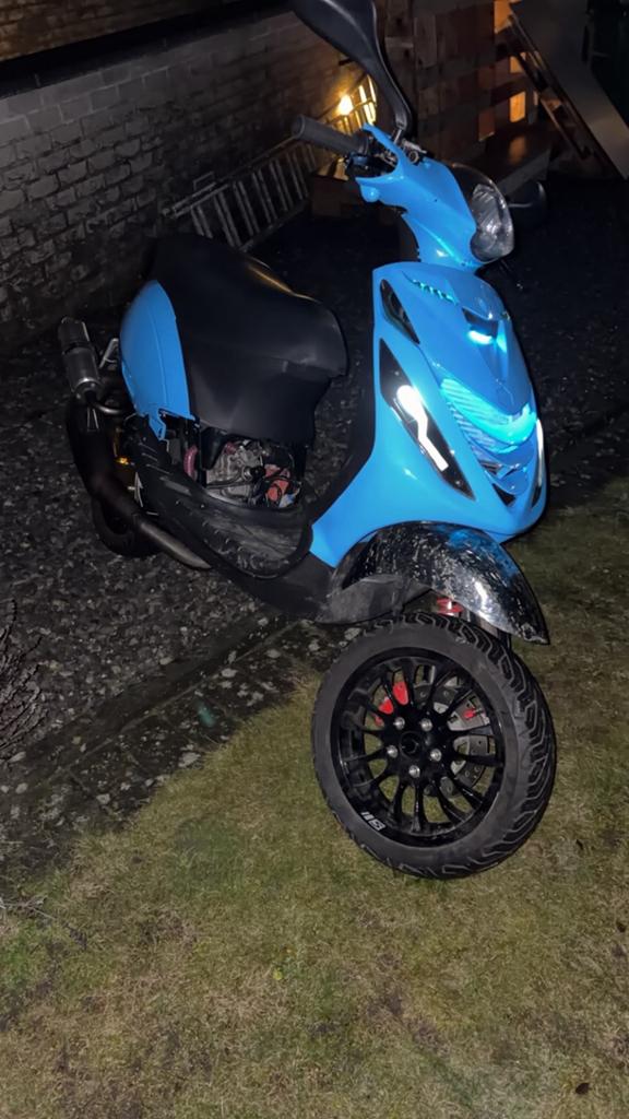 Zip 180cc m08, Fietsen en Brommers, Scooters | Piaggio, Ophalen of Verzenden, Zo goed als nieuw, Benzine, Zip