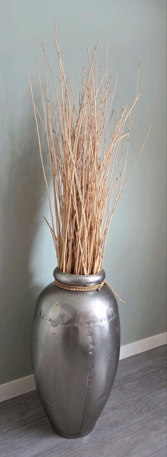 Grote zilverkleurige vaas met decoratieve takken, Huis en Inrichting, Woonaccessoires | Vazen, Ophalen, Metaal, Zilver, Met patroon/structuur