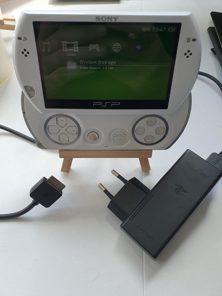 PSP Go - Goed werkend met originele oplader, Spelcomputers en Games, Gebruikt, Contact@sony.com, Ophalen of Verzenden, Sony Interactive Entertainment Europe Ltd, 10 Great Marlborough Street, London, W1F 7LP, United Kingdom