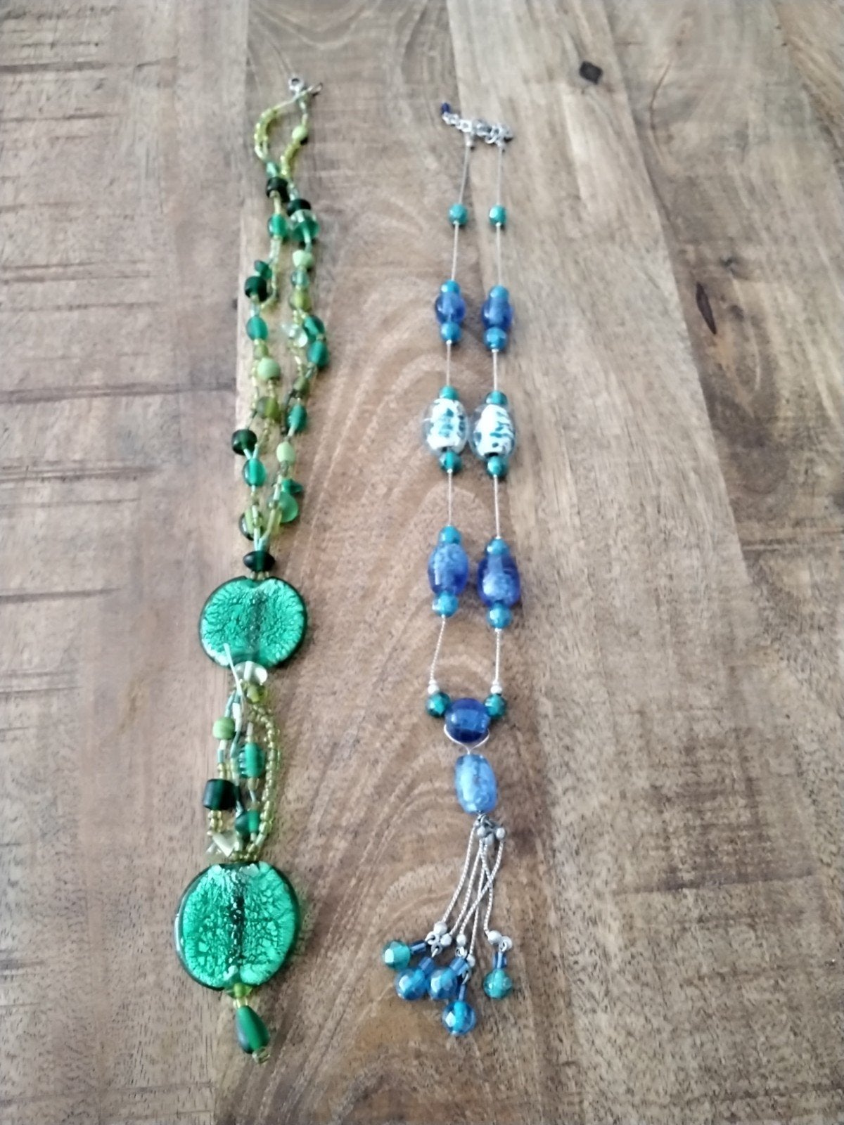 2 kettingen: Groen met glas en Blauw met kralen, Gebruikt, Overige kleuren, Ophalen of Verzenden, Overige materialen