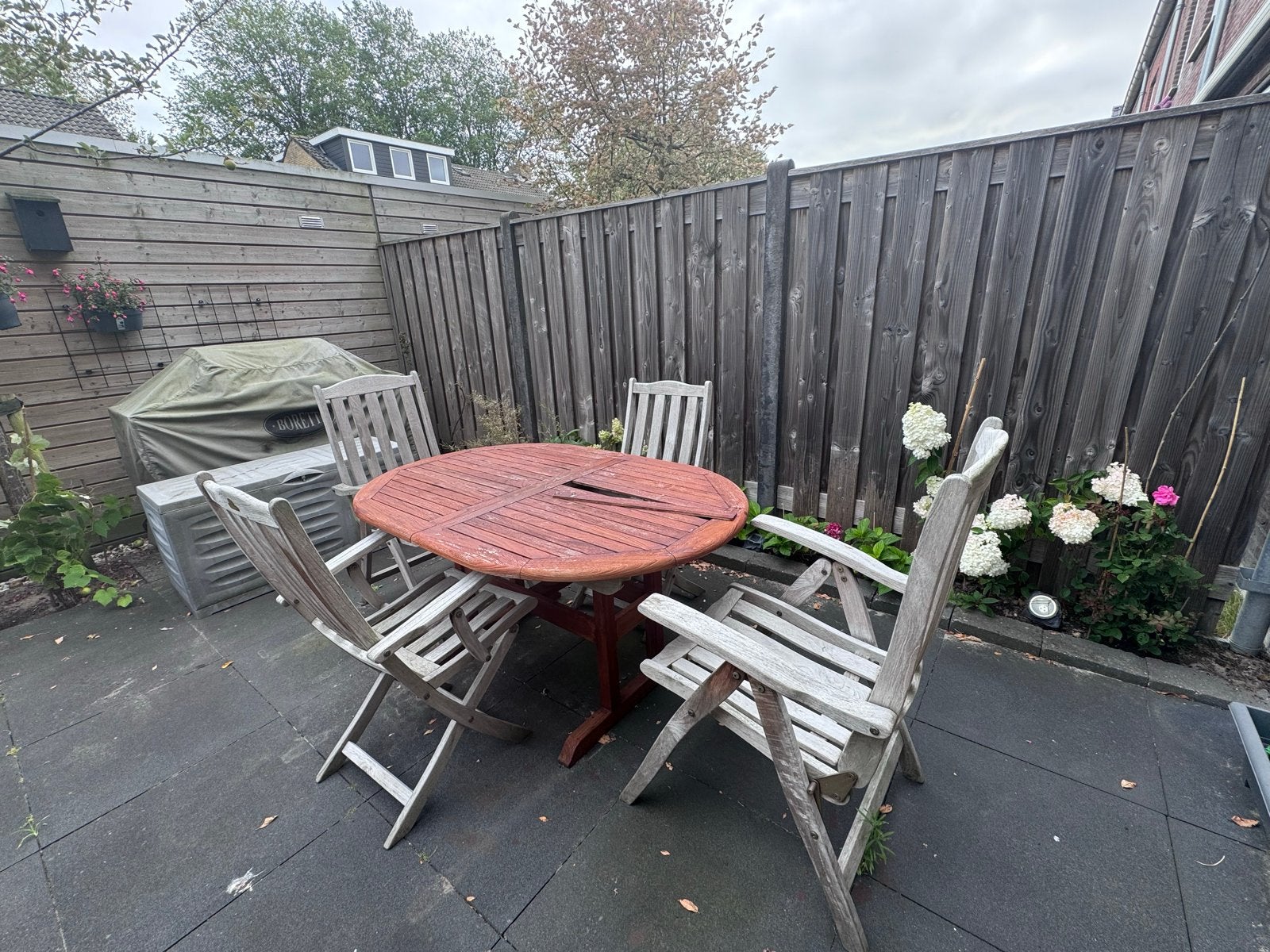 Ovale tuintafel met beschadigd blad en 4 stoelen, Ophalen, Gebruikt, Ovaal, Hout