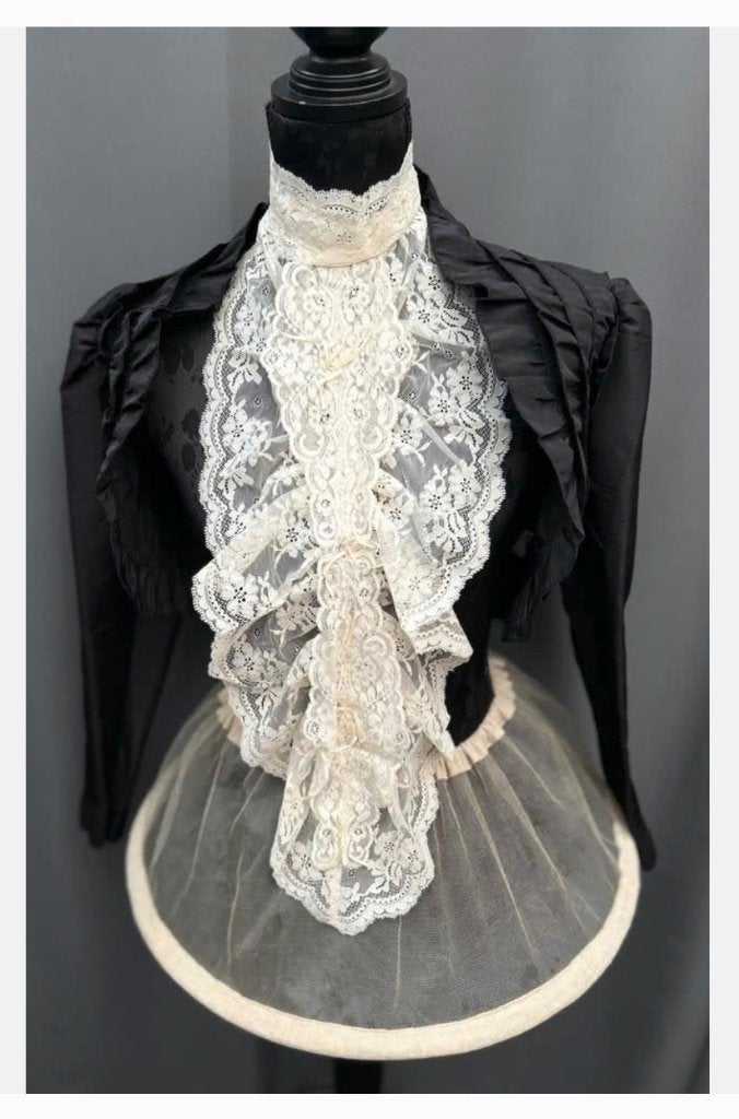 Zwarte paspop, Jabot, zwarte Bolero, mooie Hoepelrok, Ophalen of Verzenden