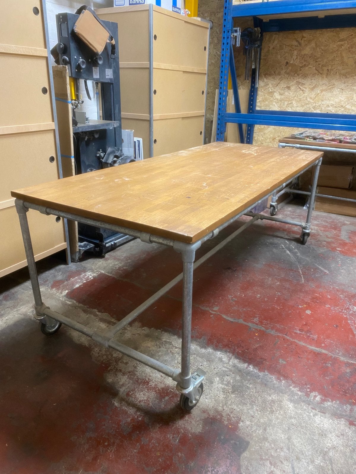 Eiken tafel/burea/werkbank op steigerframe met zwenkwielen, Ophalen, Gebruikt, 70 tot 120 cm
