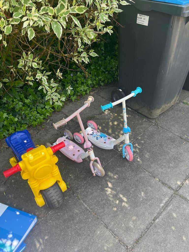 2 kinderstepjes en plastic motor - Gebruikt maar goed, Ophalen of Verzenden, Zo goed als nieuw