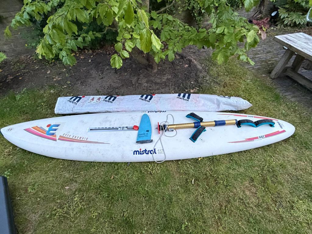 Mistral winsurfplank, zeil 6,6m2 incl. vin en mastvoet., Watersport en Boten, Windsurfen, Gebruikt, Met giek, 6.5 m² tot 8 m²