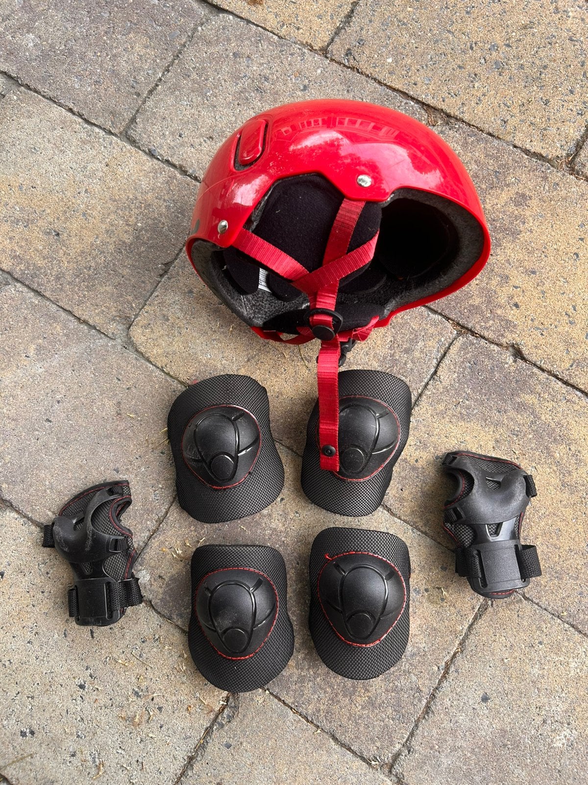 Te koop: kinder skate step bescherming incl helm, Ophalen, Zo goed als nieuw