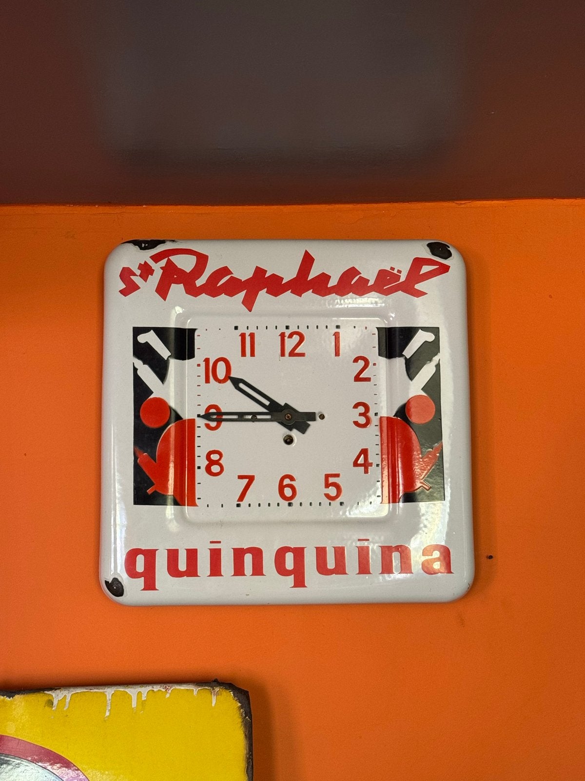 Vintage St. Raphael Quinquina Emaille Klok, Ophalen of Verzenden