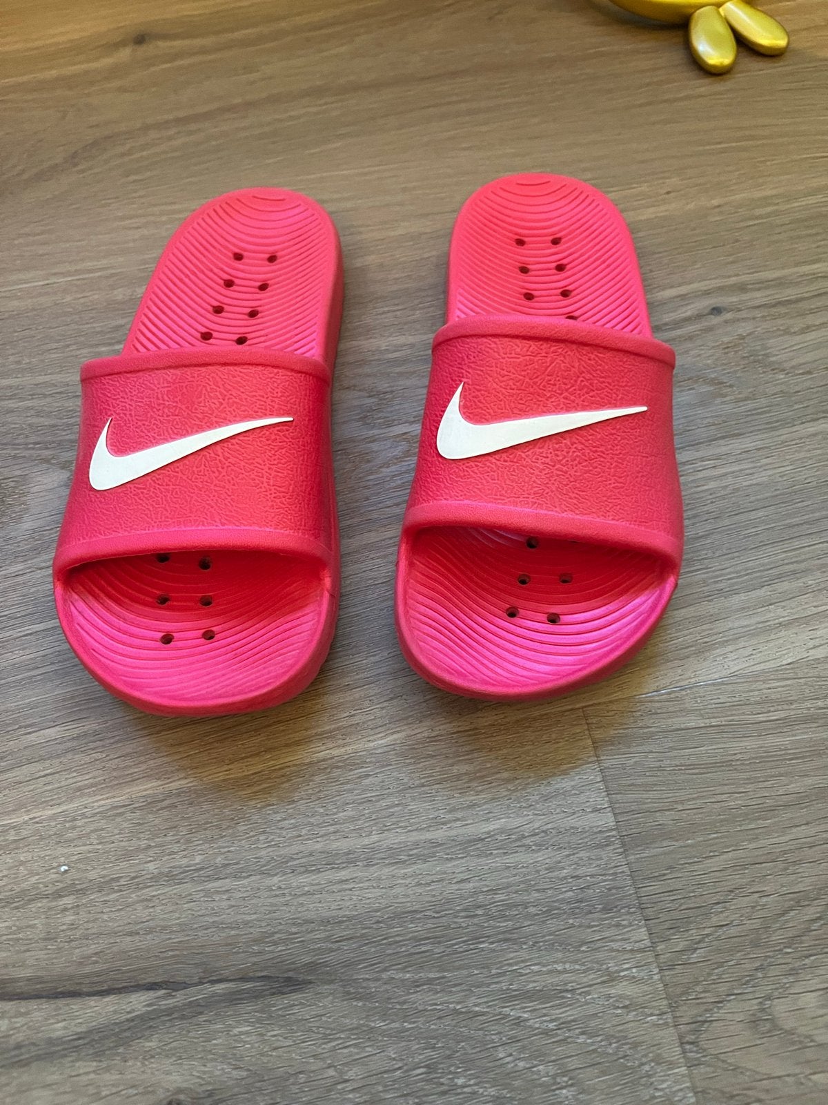 Nike slippers maat 35 - Amper gedragen, Meisje, Overige typen, Ophalen of Verzenden, Zo goed als nieuw