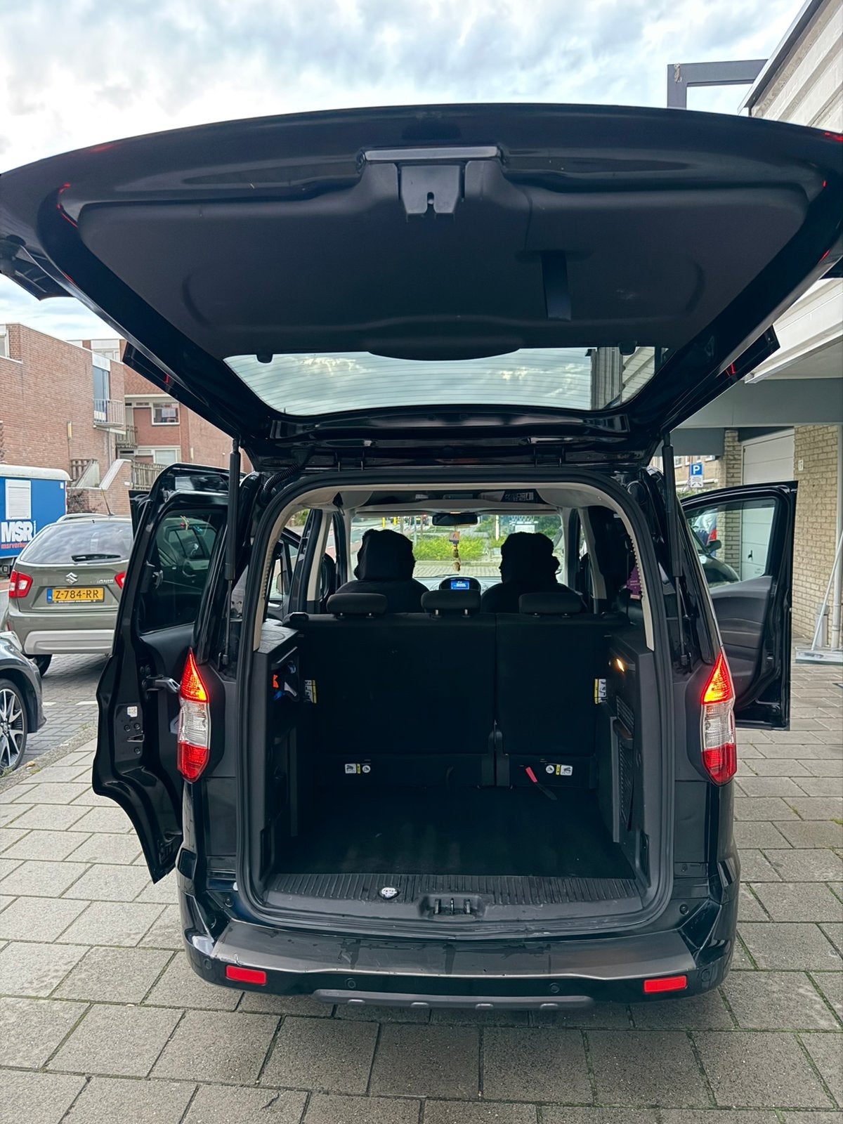 Foto 3 van Ford Tourneo Courier 1.0 Ecoboost 100pk S&S 2017 Zwart