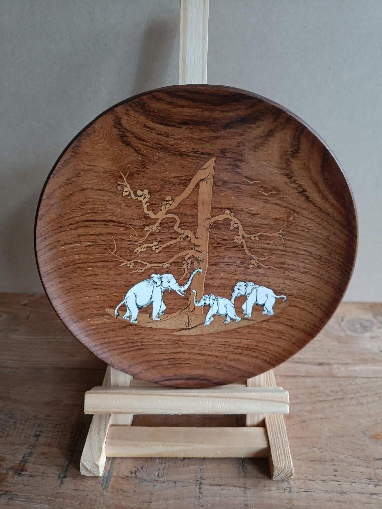 Houten bord met voorstelling van olifanten (intarsia), Antiek en Kunst, Antiek | Schalen, Ophalen of Verzenden