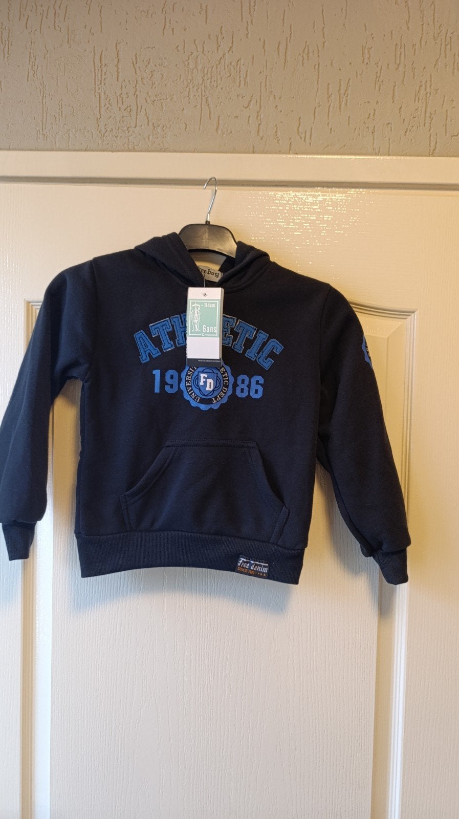 Nieuwe donkerblauwe hoodie Free Denim, maat 114cm (6 jaar), Jongen of Meisje, Trui of Vest, Free Denim, Nieuw