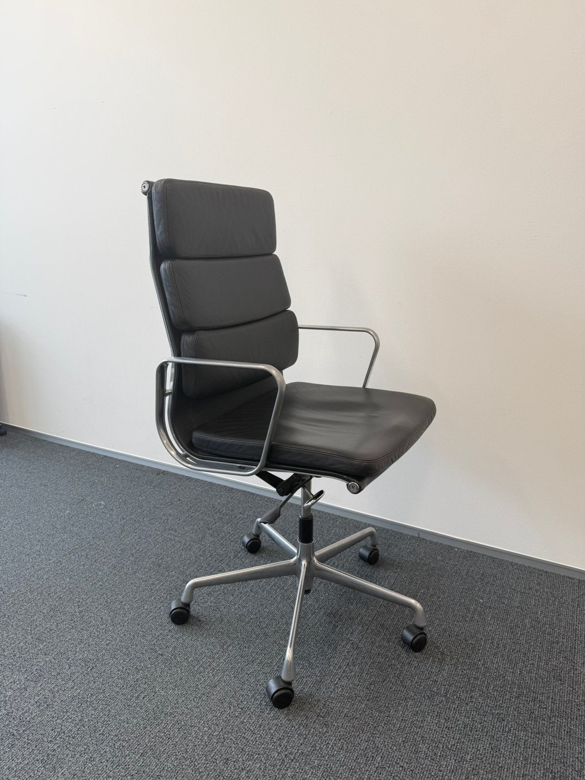 Vitra Eames Soft Pad EA 219, Ophalen, Zo goed als nieuw, Zwart