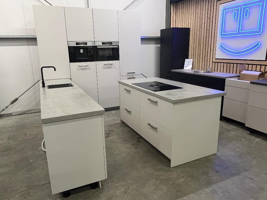 Ruime hoekkeuken met kookeiland !! Volop keus keukens !!, Huis en Inrichting, Keuken | Keukenelementen, Ophalen, Gebruikt, 200 cm of meer
