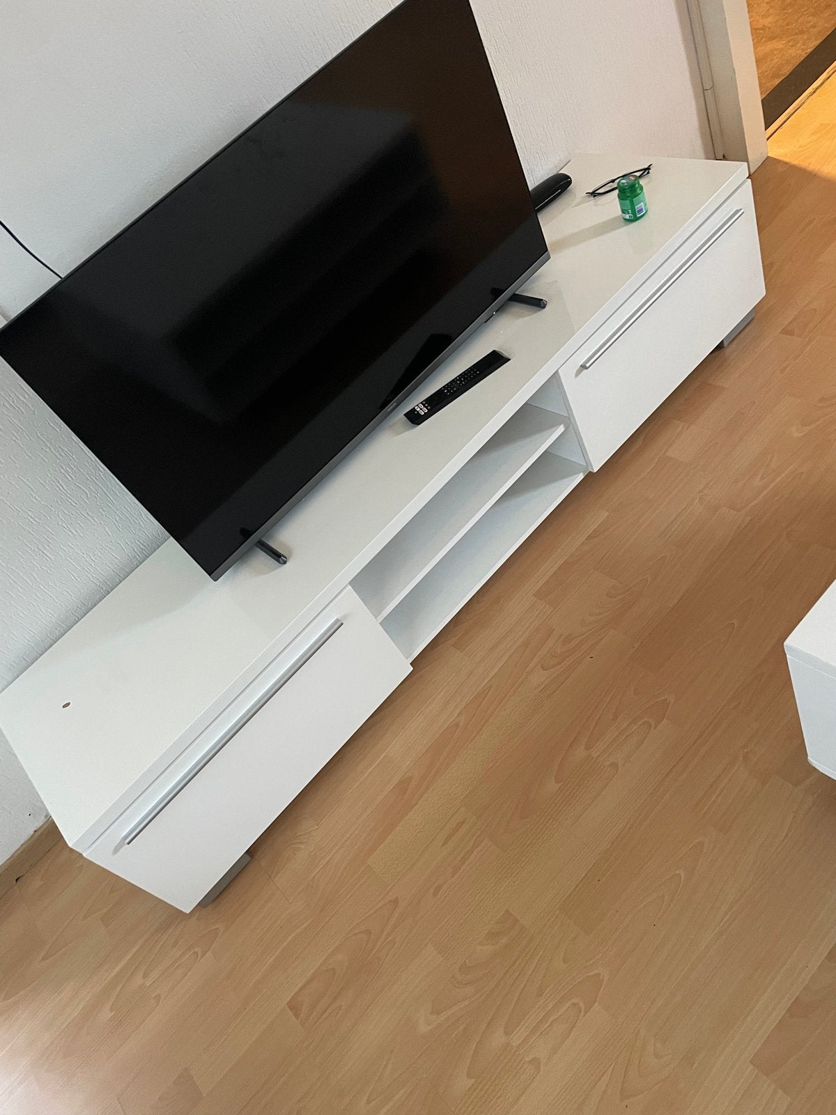 Moderne witte tv-meubel met opbergruimte, Ophalen, Overige materialen, Gebruikt, 150 tot 200 cm