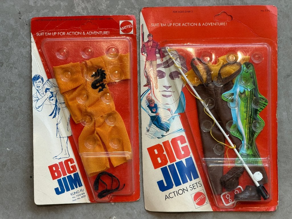 NIEUW 2x Vintage Mattel Big Jim Outfit Kleding In Verpakking, Ophalen, Nieuw, Kleertjes